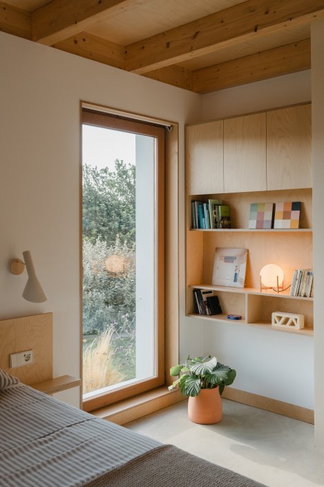 Casa Al Pradet ukazuje, že modulární architektura nemusí být anonymní ani průmyslová. Naopak – může fungovat jako otevřený systém, který propojuje design, výrobu a stavbu do jednoho udržitelného modelu. Modelu, jenž dává smysl nejen architektonicky, ale i ekonomicky.