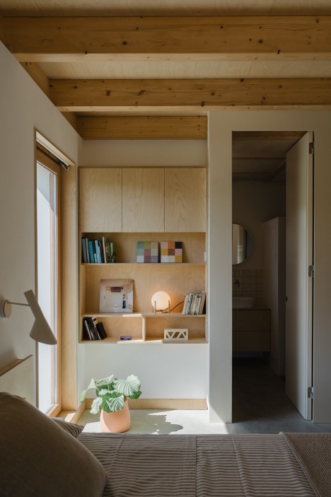 Casa Al Pradet ukazuje, že modulární architektura nemusí být anonymní ani průmyslová. Naopak – může fungovat jako otevřený systém, který propojuje design, výrobu a stavbu do jednoho udržitelného modelu. Modelu, jenž dává smysl nejen architektonicky, ale i ekonomicky.