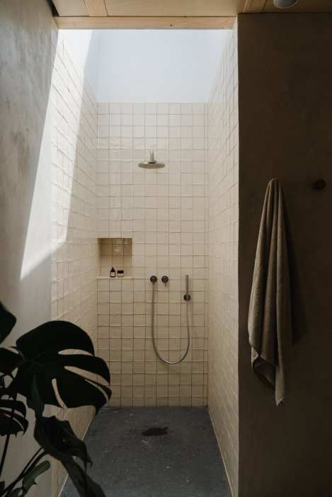Casa Al Pradet ukazuje, že modulární architektura nemusí být anonymní ani průmyslová. Naopak – může fungovat jako otevřený systém, který propojuje design, výrobu a stavbu do jednoho udržitelného modelu. Modelu, jenž dává smysl nejen architektonicky, ale i ekonomicky.