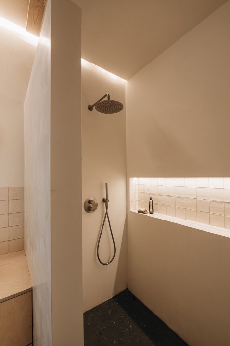 Casa Al Pradet ukazuje, že modulární architektura nemusí být anonymní ani průmyslová. Naopak – může fungovat jako otevřený systém, který propojuje design, výrobu a stavbu do jednoho udržitelného modelu. Modelu, jenž dává smysl nejen architektonicky, ale i ekonomicky.