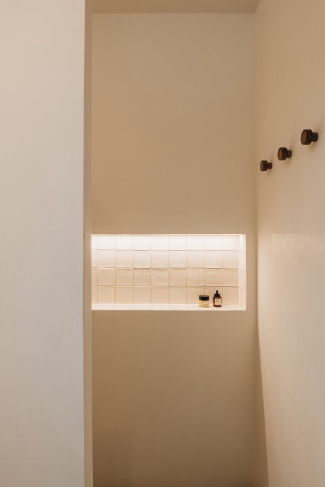 Casa Al Pradet ukazuje, že modulární architektura nemusí být anonymní ani průmyslová. Naopak – může fungovat jako otevřený systém, který propojuje design, výrobu a stavbu do jednoho udržitelného modelu. Modelu, jenž dává smysl nejen architektonicky, ale i ekonomicky.