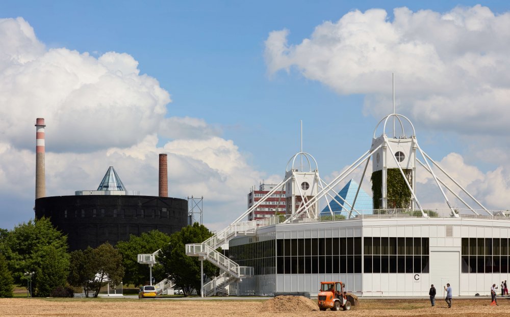 Areál Výstaviště s Křižíkovými pavilony A–D, objekty Pyramida a Spirála navrhl architekt Michal Brix. Na konstrukčním řešení se podílel Karel Jerie, návrh ocelové konstrukce zpracoval Arnošt Pryl. Ocelové konstrukce realizovaly společnosti Mostárna Moravský Krumlov a HUTNÍ MONTÁŽE, a.s., prováděcí projekt a dodávku zajistil Armabeton Praha. Projekt vznikl v srpnu 1990, realizace probíhala v letech 1990–1999.