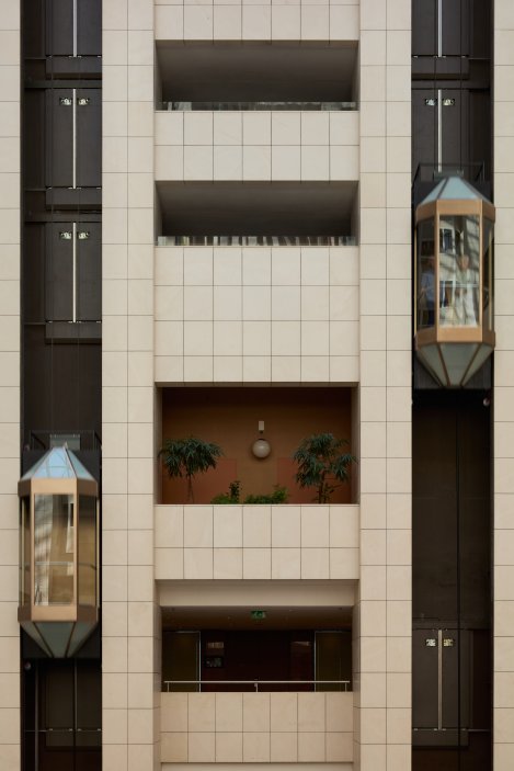Hotel Hilton Prague byl realizován v roce 1991 podle projektu z roku 1988, jehož autory jsou Stanislav Franc, Jan Nováček a Vladimír Fencl. Investorem byla společnost Tourinvest. Hotel se nachází na adrese Pobřežní 311/1, Praha 8.