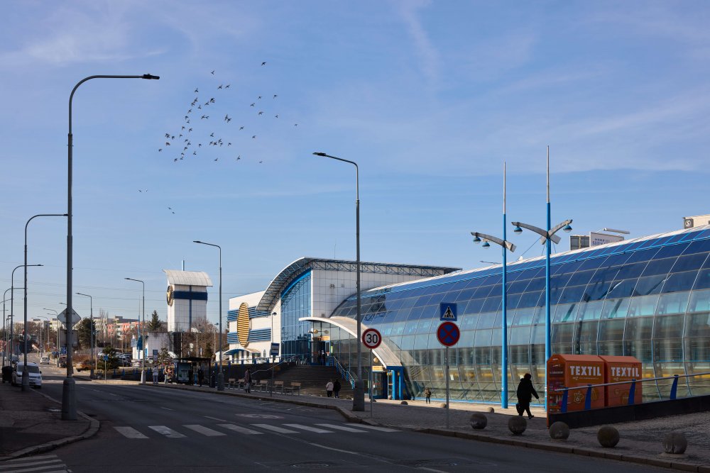 Stanice metra Rajská zahrada byla realizována v roce 1998 podle projektu z roku 1994, jehož autory jsou Patrik Kotas a Jaroslav Kácovský (statika, Metroprojekt Praha, a.s.). Generálním dodavatelem byla společnost Metrostav, a.s. Stanice se nachází v oblasti ulic Cíglerova a Chlumecká, Praha 14.