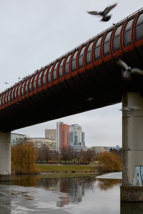 Mostní tubus metra B byl realizován v letech 1988–1994 podle projektu společnosti Metroprojekt Praha a.s. Autory návrhu jsou Vladimír Kraus a Vladimír Vondraš, řešení inženýrských sítí zpracovaly Altnerová a Krylová. Generálním dodavatelem byla společnost Metrostav a.s., ocelovou konstrukci dodaly Vítkovické železárny. Stavba se nachází v oblasti Praha–Stodůlky.