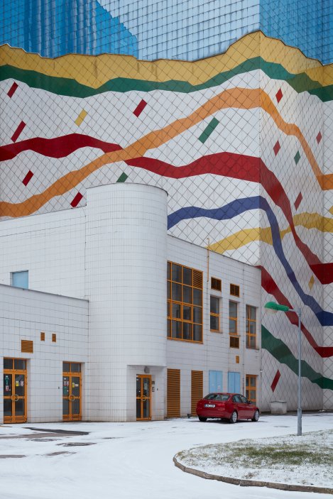 Archivní areál na Chodovci byl realizován v letech 1992–2002. Projekt zpracoval Centroprojekt Zlín (Miroslav Pilař, Vladimír Hornych), architektonickou kultivaci provedla Iva Knappová (KPP Praha). Investorem bylo Ministerstvo vnitra ČR, generálním dodavatelem MINAS Pozemní stavby a.s. Keramické fasády dodala firma KerAion – Agrob Buchtal Solar Ceramics GmbH.