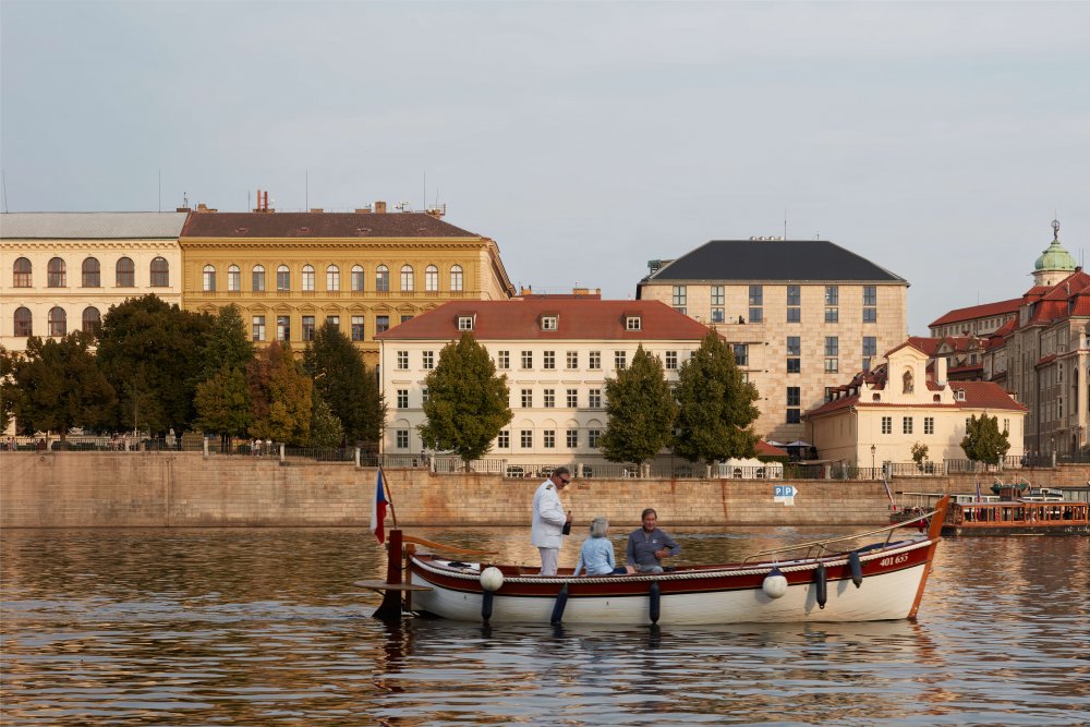 Hotel Four Seasons byl realizován v letech 1998–2001 podle návrhu ateliéru Dům a město (Jiří Hůrka, Vítězslava Rothbauerová). Interiéry navrhla kancelář INC, Acton. Investor: FS HOTEL PRAGUE, s.r.o., generální projektant: LOXIA a.s., generální dodavatel: Campenon Bernard SGE. Hotel má 156 pokojů a prezidentské apartmá.