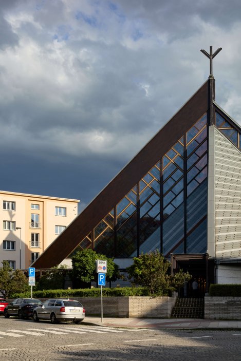 Kostel Neposkvrněného početí Panny Marie byl realizován v letech 1992–1994 podle projektu ateliéru AMA, jehož autorem je Jindřich Synek. Statické řešení zpracoval Otakar Hrdlička, zastřešení realizovala společnost TESKO-ARMABETON, a.s. Projekt vznikal v letech 1990–1992. Kostel se nachází na adrese Ke Strašnické 1000, Praha 10.