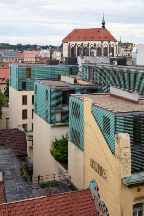 Rekonstrukce Paláce Langhans byla realizována v letech 1997–2002 podle projektu Architektonického ateliéru Ladislav Lábus ve spolupráci s DELTAPLAN, s. r. o. Investory byli Zuzana Meisnerová Wismer a Rolf Wismer, generálním dodavatelem PRŮMSTAV, a.s. Původní dům navrhl Bedřich Tesař (1870), secesní fasádu Alois Dryák (1904). Palác se nachází na adrese Vodičkova 707/37, Praha 1.