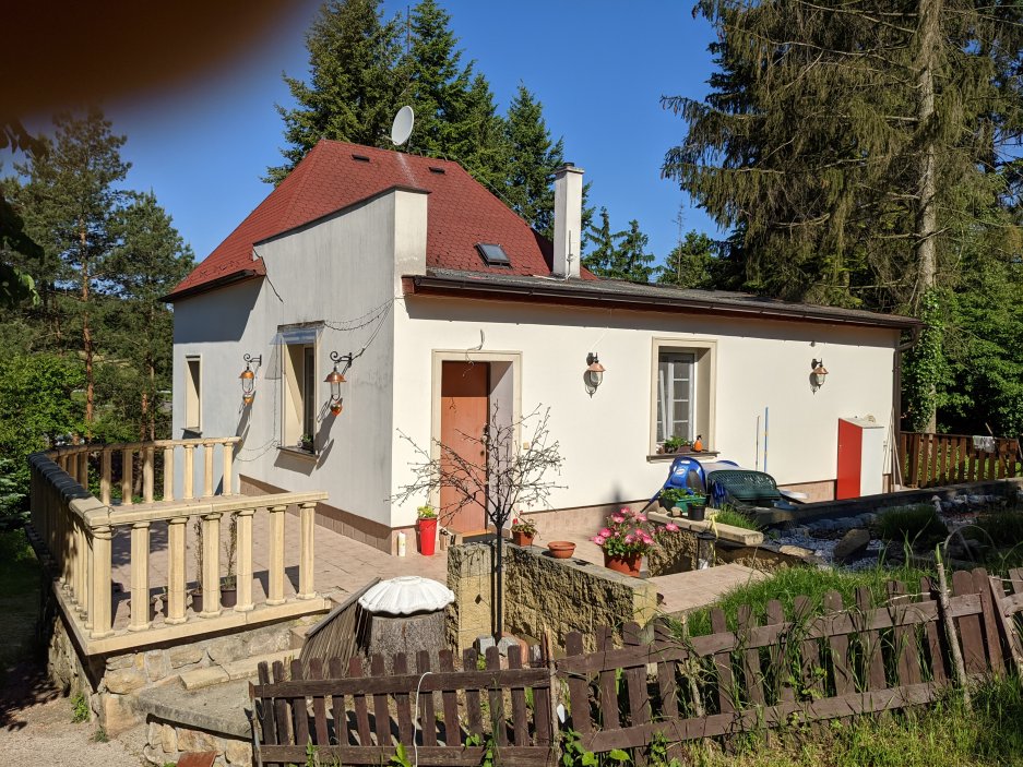 Součástí areálu jsou kromě zámku i další budovy.