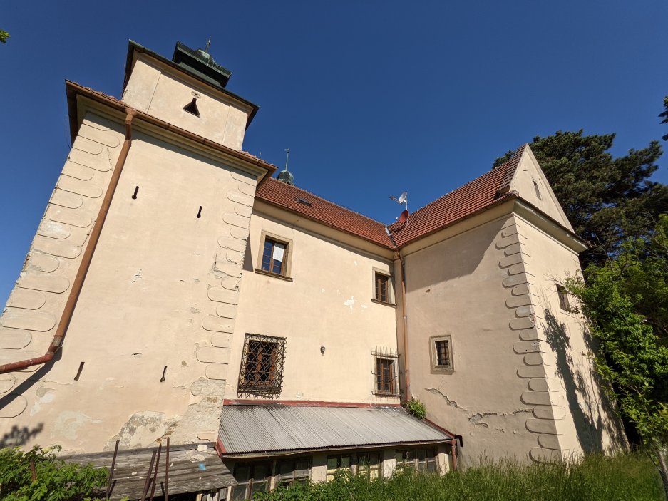 Zámek má tři patra.