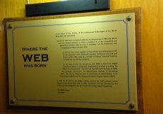 Pamětní deska připomínající, že právě tady vznikla celosvětová síť WWW, tedy internet pro byznys i běžný lidský život.