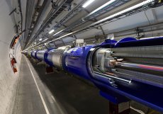 Tunel urychlovače LHC, v němž se urychlují subatomární částice téměř na rychlost světla, aby se pak mohly srazit.