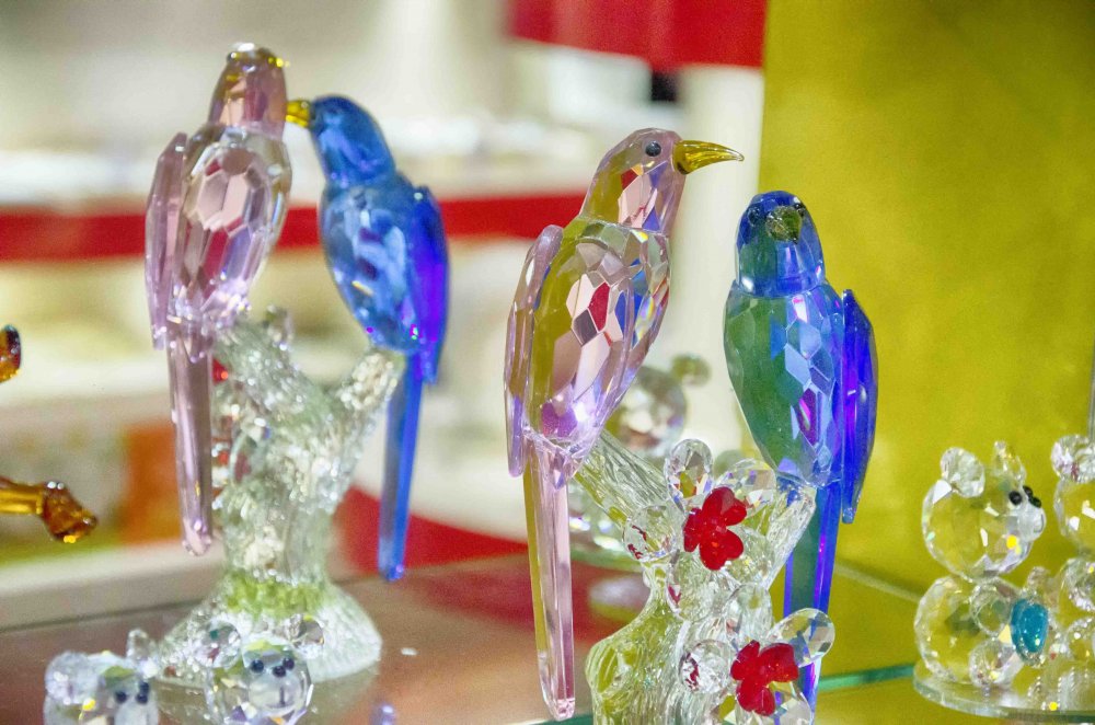 Swarovski, to nejsou jen broušené skleněné krystaly ve špercích, ale i precizně zhotovené roztodivné figurky ze skla..