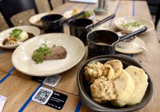 Přehled českých klasik na stole: maso, knedlíky a omáčky servírované zvlášť