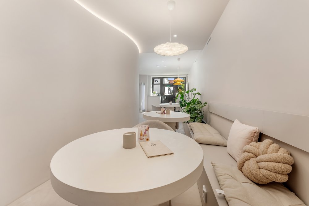 Moderní kavárna podle feng-šuej, organická architektura a majitelka, která ví, proč dělá věci jinak. Sakura vznikla za šest týdnů – a mění očekávání od kavárenského zážitku v malém městě.