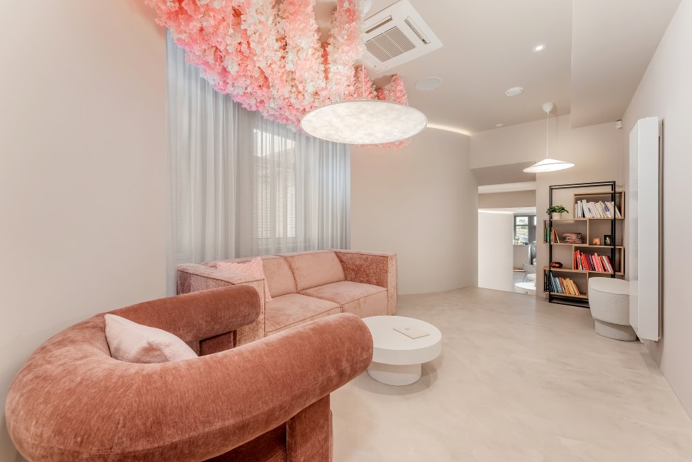 Moderní kavárna podle feng-šuej, organická architektura a majitelka, která ví, proč dělá věci jinak. Sakura vznikla za šest týdnů – a mění očekávání od kavárenského zážitku v malém městě.