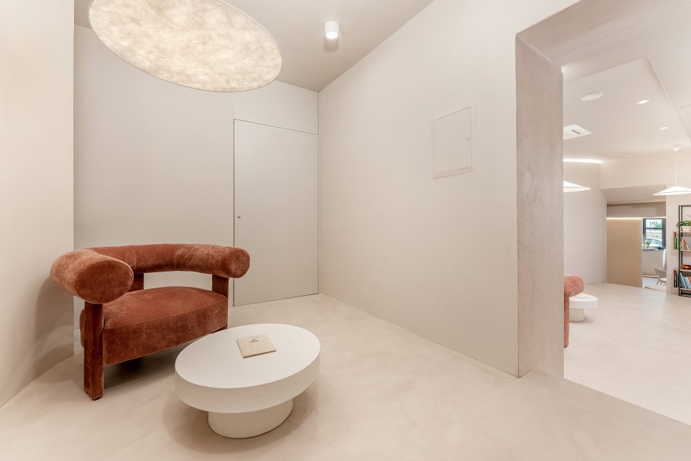 Moderní kavárna podle feng-šuej, organická architektura a majitelka, která ví, proč dělá věci jinak. Sakura vznikla za šest týdnů – a mění očekávání od kavárenského zážitku v malém městě.