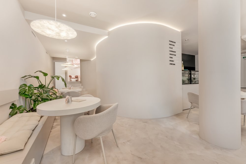Moderní kavárna podle feng-šuej, organická architektura a majitelka, která ví, proč dělá věci jinak. Sakura vznikla za šest týdnů – a mění očekávání od kavárenského zážitku v malém městě.