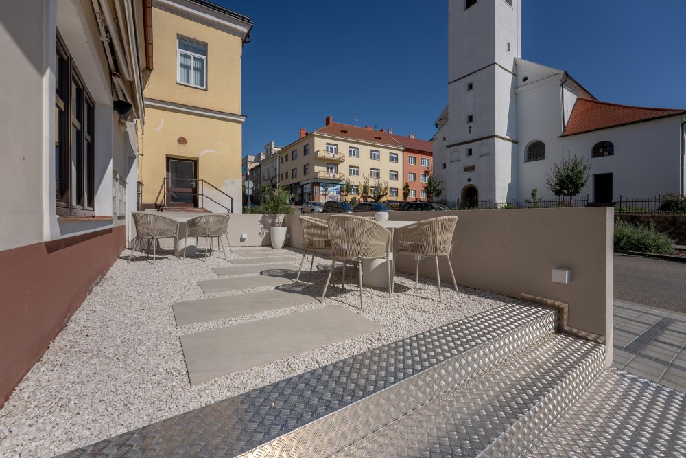 Moderní kavárna podle feng-šuej, organická architektura a majitelka, která ví, proč dělá věci jinak. Sakura vznikla za šest týdnů – a mění očekávání od kavárenského zážitku v malém městě.