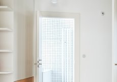 Kombinace tmavě modré a světle růžové cementové dlažby se stala barevným pojítkem celého interiéru.