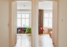 Vstupní chodba ve tvaru L kombinuje vestavné úložné systémy s cementovou dlažbou navrženou na míru.