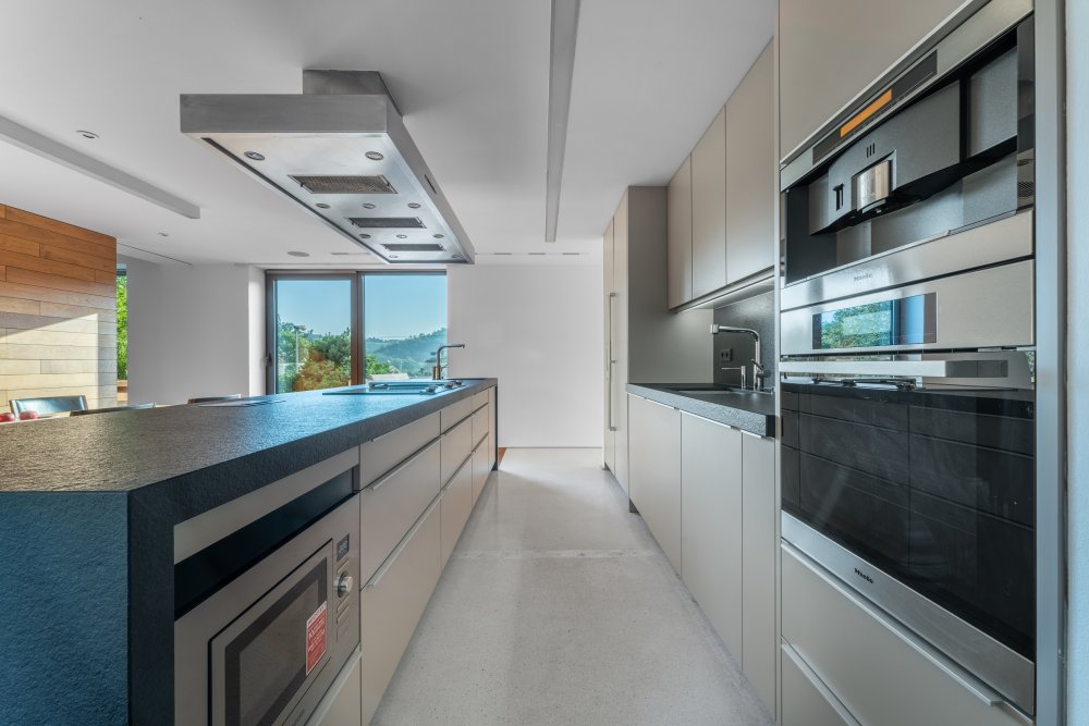 Kuchyně značky Poggenpohl je vybavena spotřebiči Gaggenau a Miele.