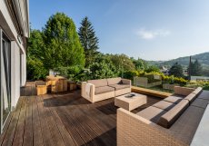 Hlavní obytné podlaží propojuje interiér s terasou a výhledem do přilehlého lesoparku.