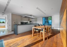 Otevřený koncept zahrnuje kuchyň, jídelnu i obývací část v jednom prostoru.