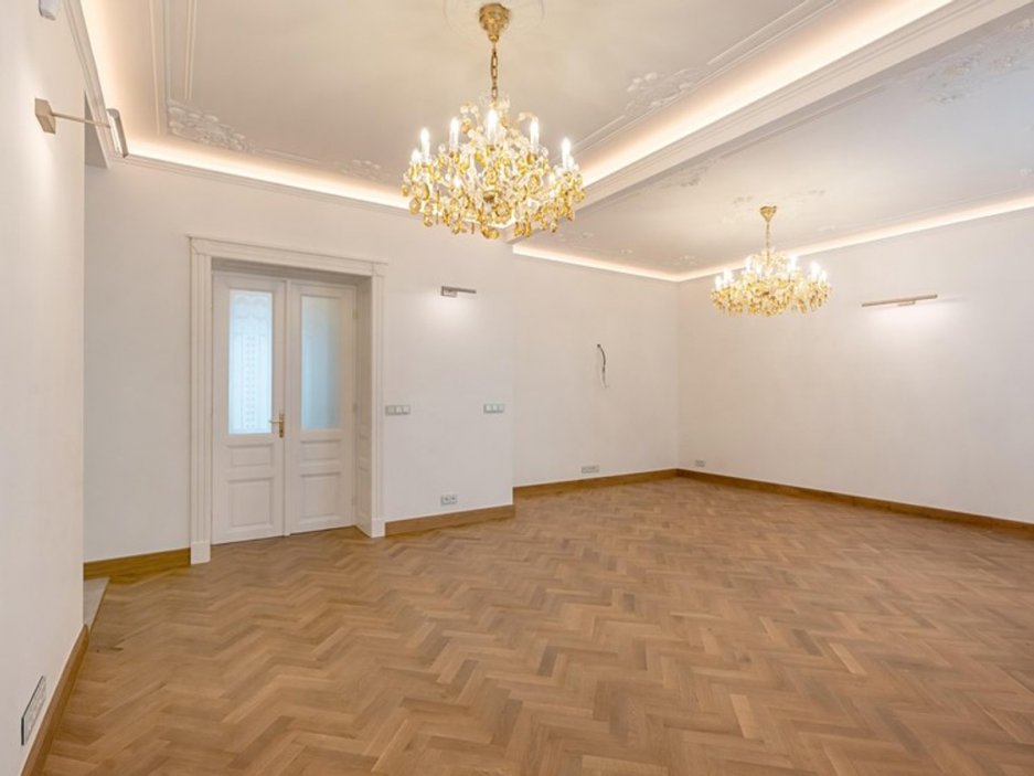 Podlahová plocha přes 140 m² nabízí velkorysý prostor v jedné z nejprestižnějších adres metropole.