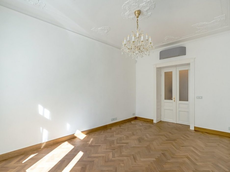 Obývací pokoj je propojen s moderním kuchyňským koutem v otevřeném konceptu.