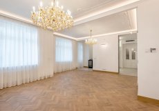 Vysoké stropy a velká okna zajišťují dostatek denního světla v hlavní obytné zóně.