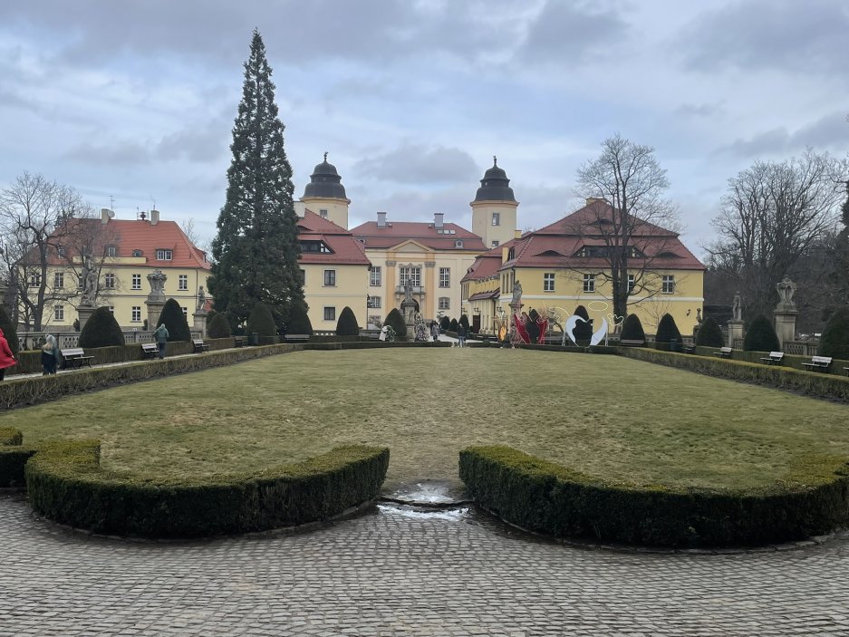 Ještě před několika desítkami let byl zámek Książ vyrabovanou ruinou na okraji zájmu. Dnes patří k nejdynamičtěji se rozvíjejícím historickým areálům střední Evropy.