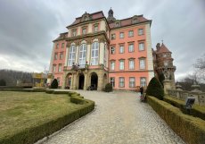 Ještě před několika desítkami let byl zámek Książ vyrabovanou ruinou na okraji zájmu. Dnes patří k nejdynamičtěji se rozvíjejícím historickým areálům střední Evropy.