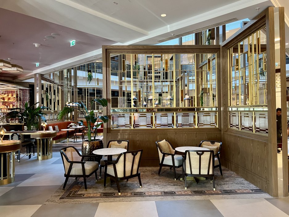 Lobby propojené s restaurací a barem v moderním stylu