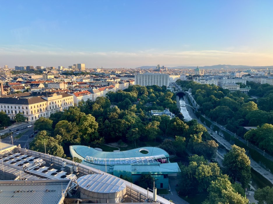 Výhled z vyšších pater na park a historické centrum Vídně
