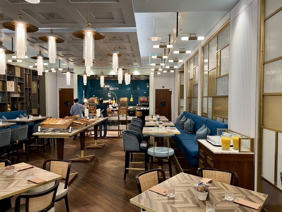 Otevřený prostor snídaňové restaurace s dostatkem denního světla
