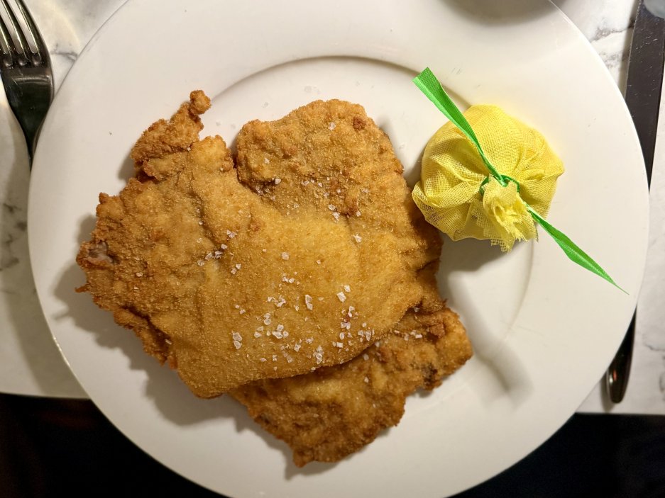 LENZ SocialDining – klasický vídeňský řízek– tenký, křupavý a s tradičním citronem