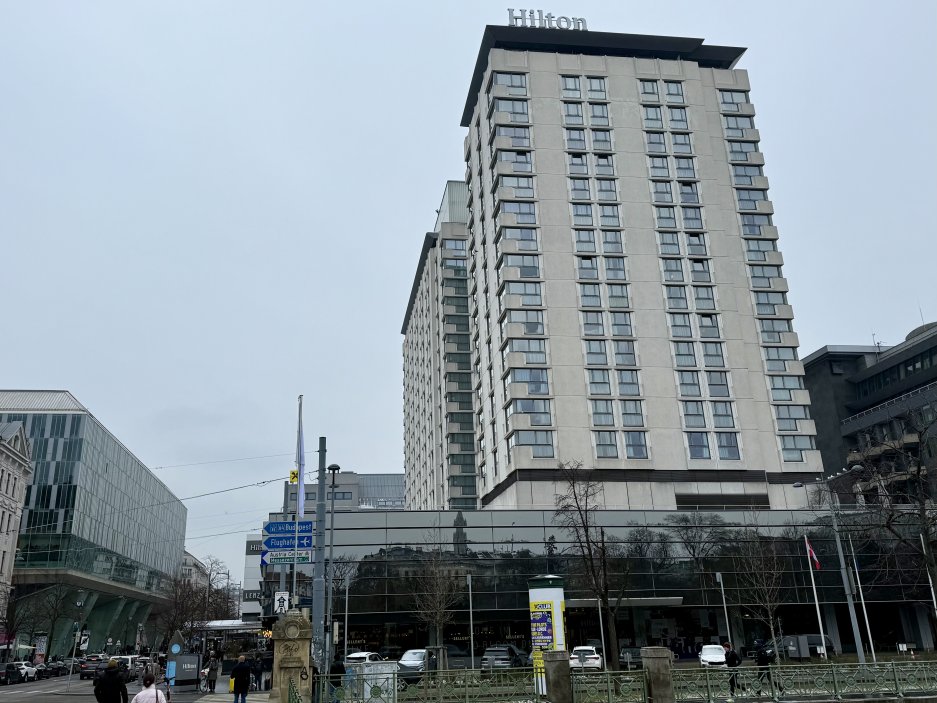 Budova hotelu stojí přímo u městského parku a hlavního dopravního uzlu Wien Mitte