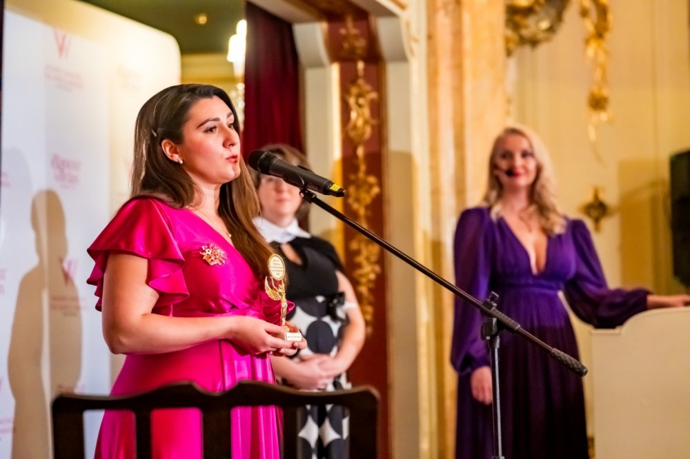 Hlavní vítězkou se stala slovenská diplomatka Alexandra Janečková, vpravo zakladatelka soutěže Kamila Paličková
