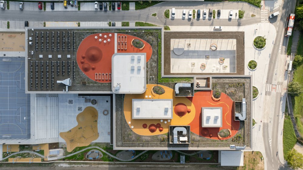 Areál o zastavěné ploše 5 175 m² a hrubé podlahové ploše 13 170 m² je dimenzován i pro budoucí rozvoj lokality.