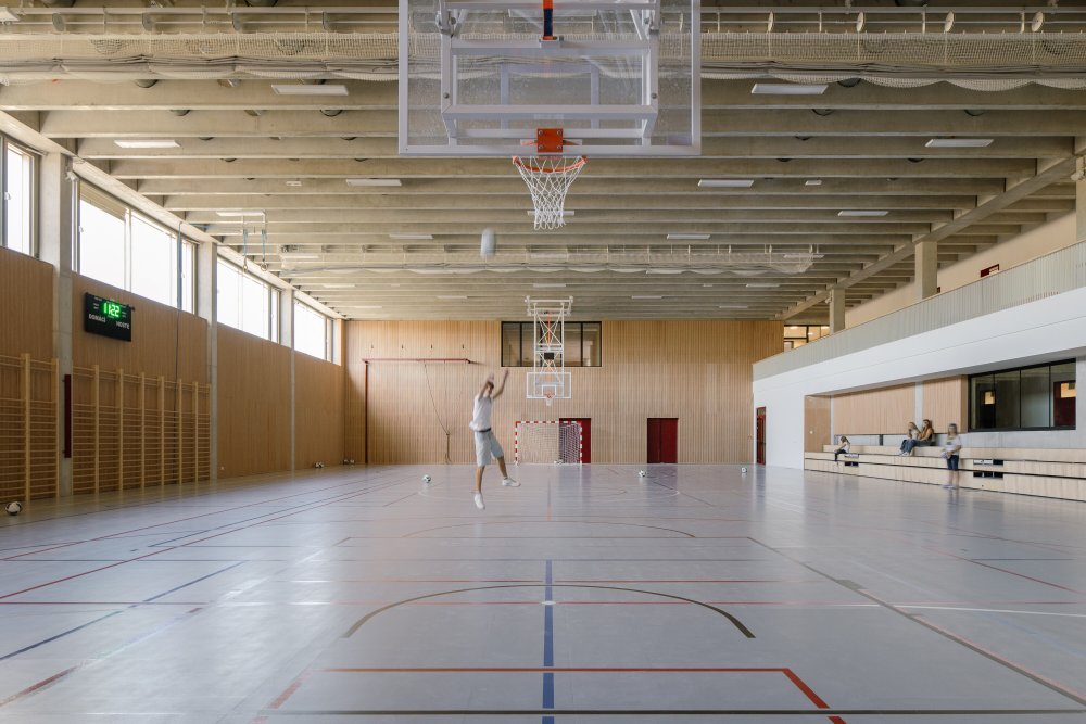 Zázemí sportovišť doplňuje atletický tunel, tribuna i prostory pro občerstvení.