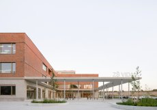 Nová základní škola v Chýni představuje investici přibližně 1,05 miliardy korun a patří k největším veřejným projektům obce posledních let.