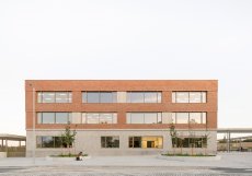 Architektonický návrh studia OVA pracuje s konceptem školy jako otevřeného světa využitelného i mimo výuku.