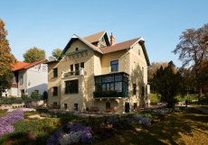 Takto vypadá hlavní vstup do vily po citlivé rekonstrukci.