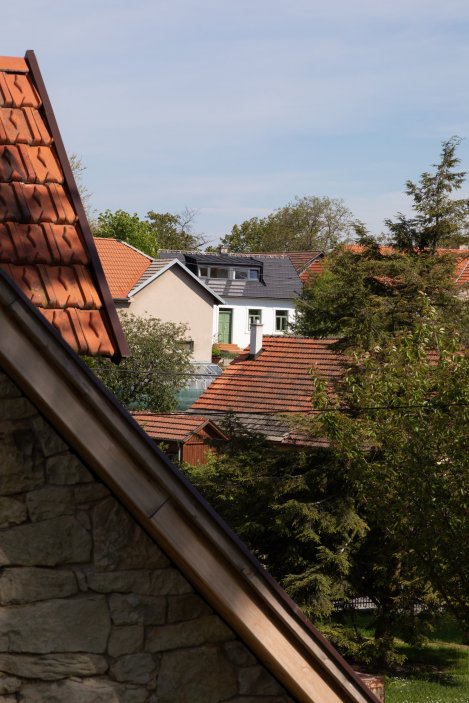 Detail nové střešní krytiny a opraveného krovu. Kompletní výměna konstrukce byla klíčovým krokem k záchraně objektu.