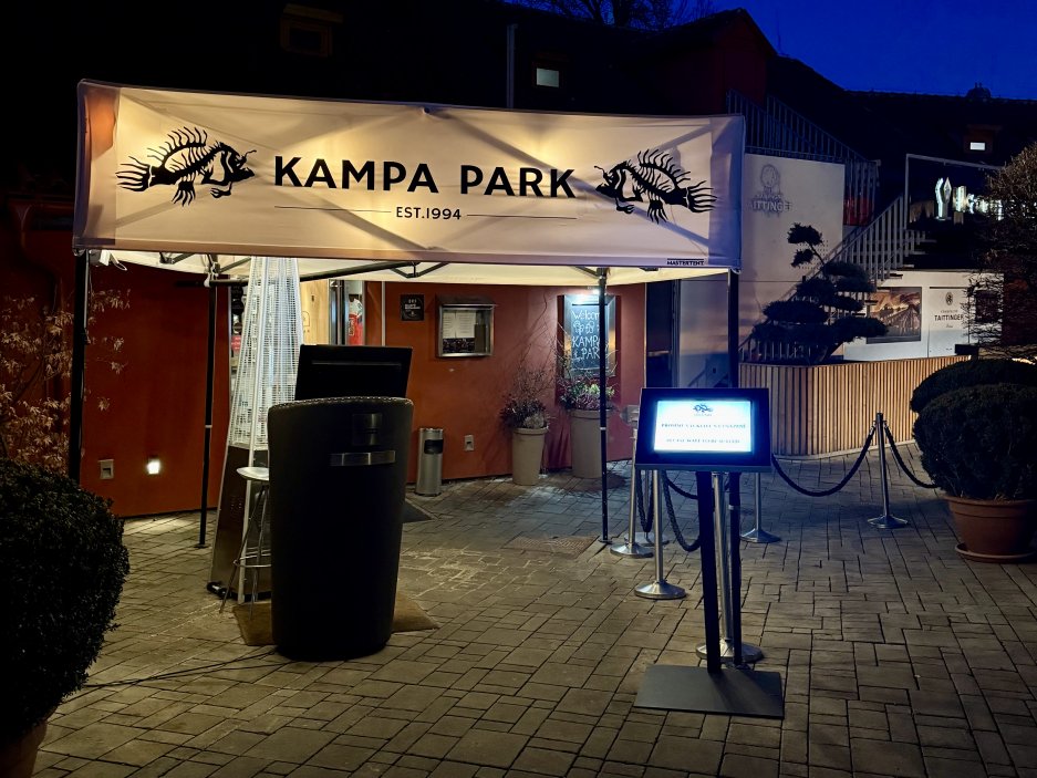 Vstup do Kampa Parku krátce po setmění – legenda z Kampy funguje už od roku 1994.