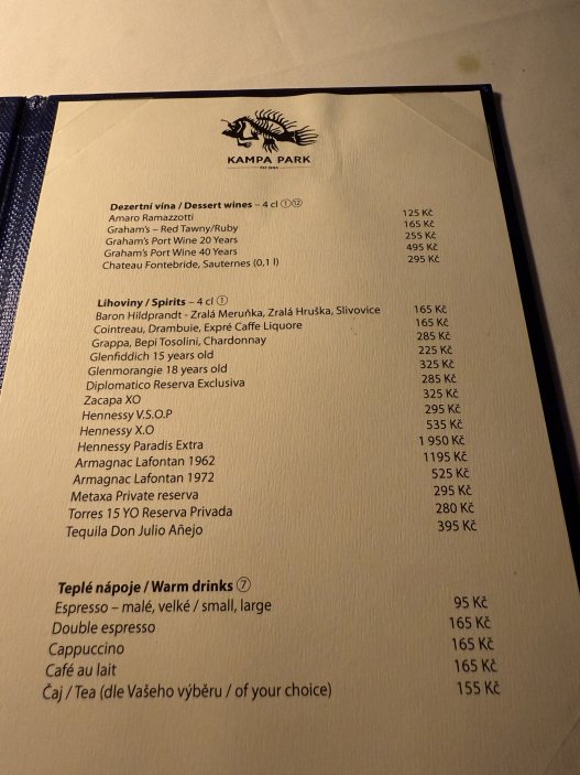 Nabídka dezertních vín a destilátů – od portského po koňak XO.
