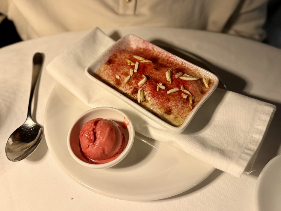 Zapečené maliny s vanilkovým crème fraîche a malinovým sorbetem.