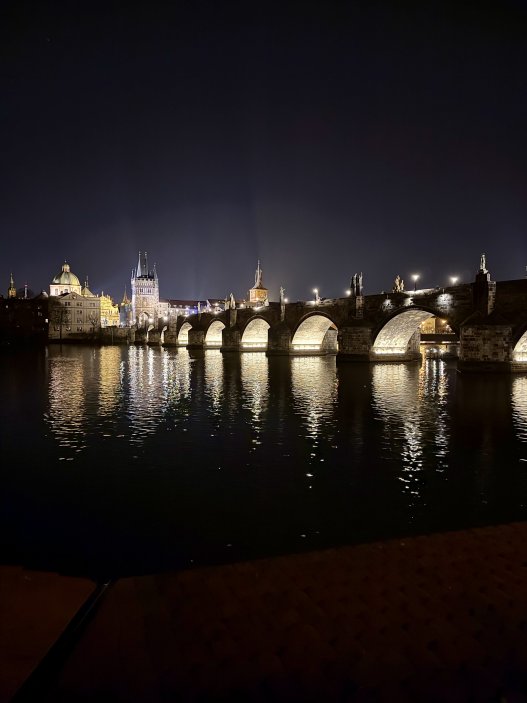 Noční Karlův most – výhled, který dělá z večeře zážitek.